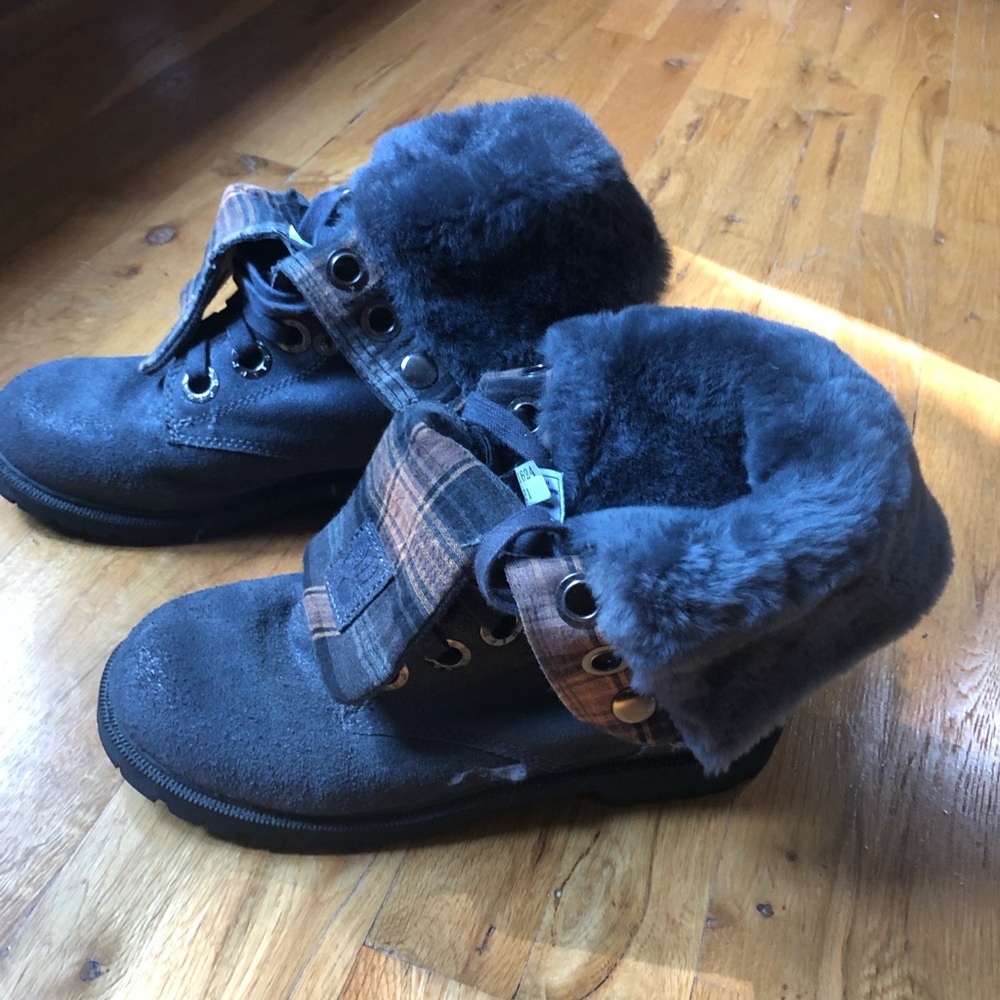 Bearpaw women’s size US 9 fur lined Grey boots